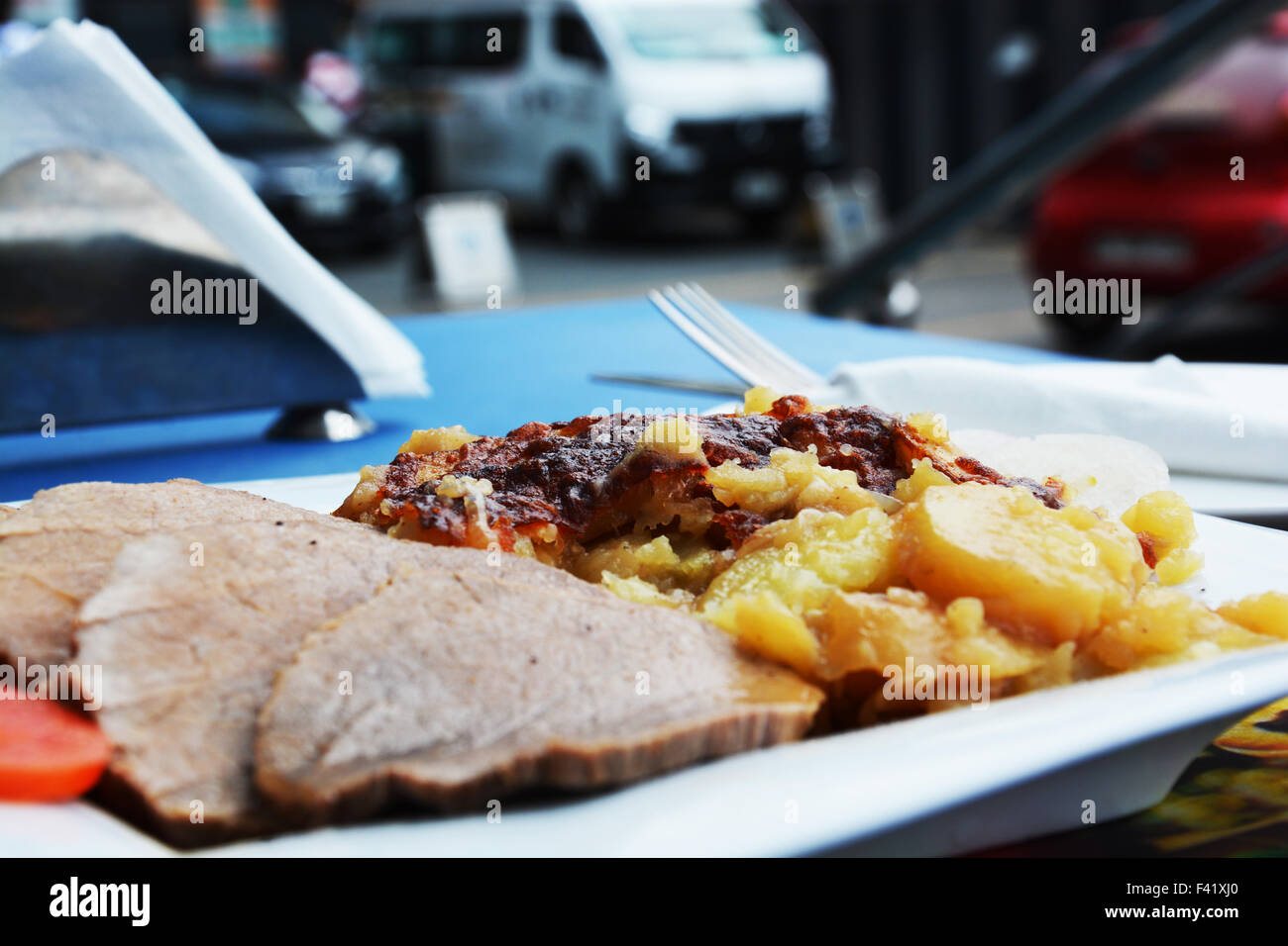 Bolonjeur potao Roasto avec alimentation par le parking Banque D'Images