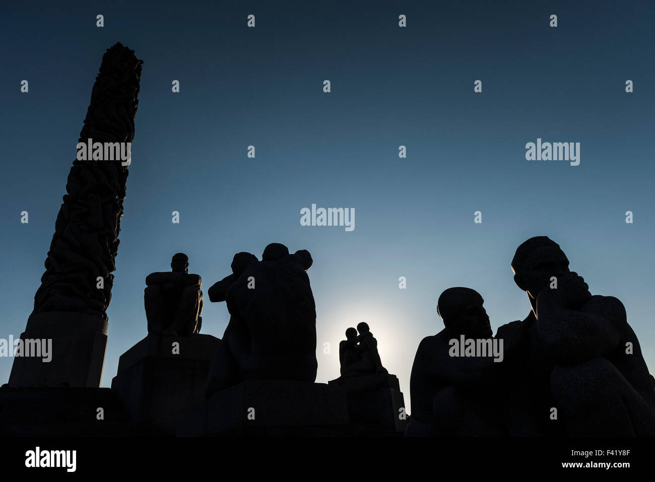 Silhouette, sculptures de granit en face de monolithe de personnes par Gustav Vigeland Sculpture Park, Vigeland, Frognerparken Banque D'Images