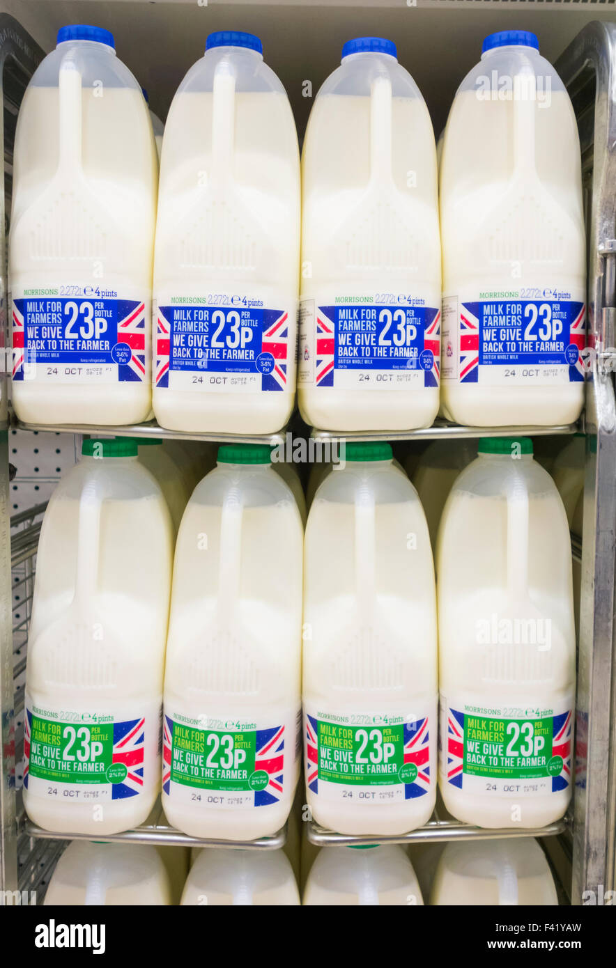 Pour les agriculteurs laitiers Morrisons scheme : 23p par bouteille aux agriculteurs Banque D'Images