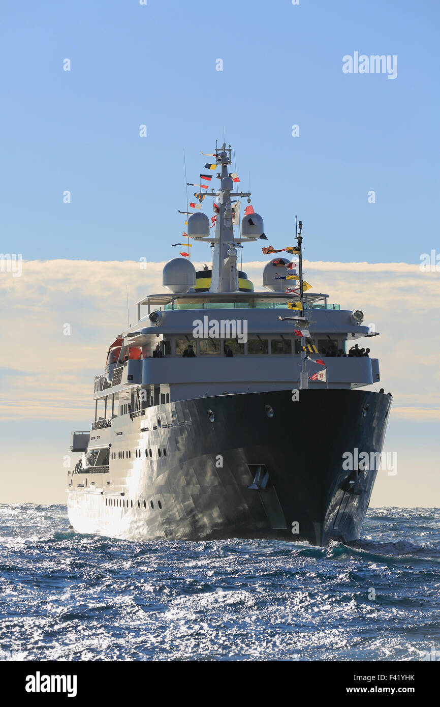 Le Prince Albert II de Monaco arrivant à bord d'foropening Yersi yacht Monaco Yacht Show 2015, la Principauté de Monaco Banque D'Images