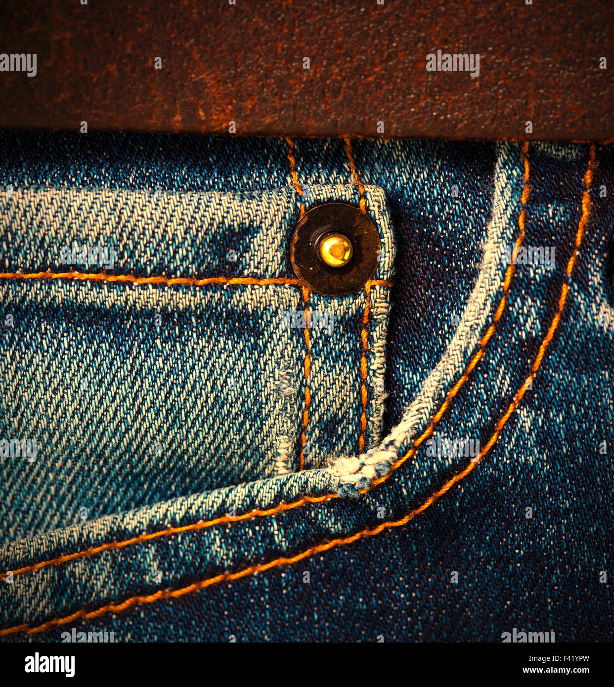 Jean avec une ceinture en cuir marron Banque D'Images