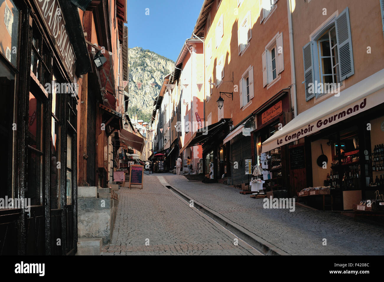 Dans la rue Briancon avec de l'eau runnel, ville historique de la montagne, ville la plus haute d'Europe, Alpes, France Banque D'Images