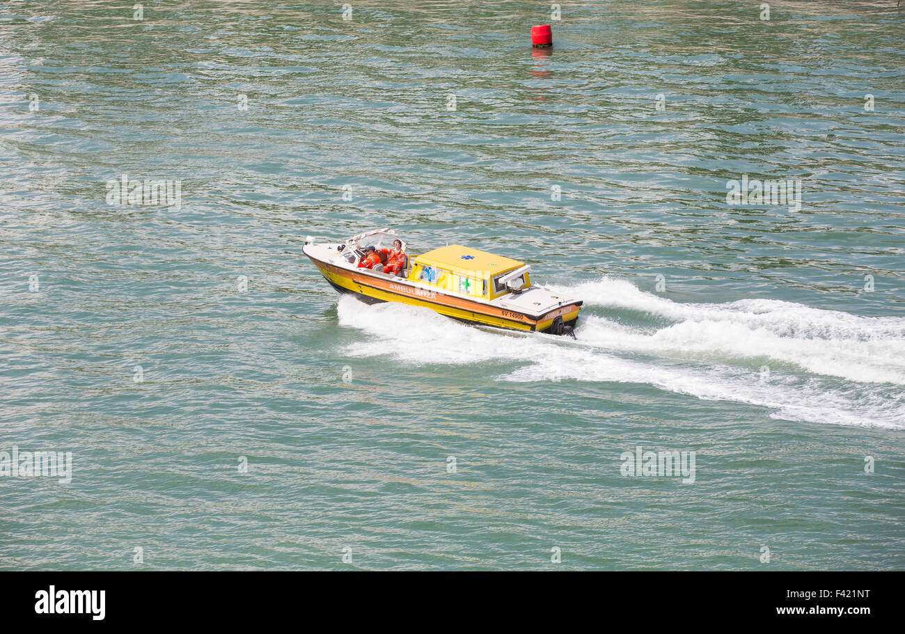 Une eau jaune abulance à Venise avec les ambulanciers à bord Banque D'Images