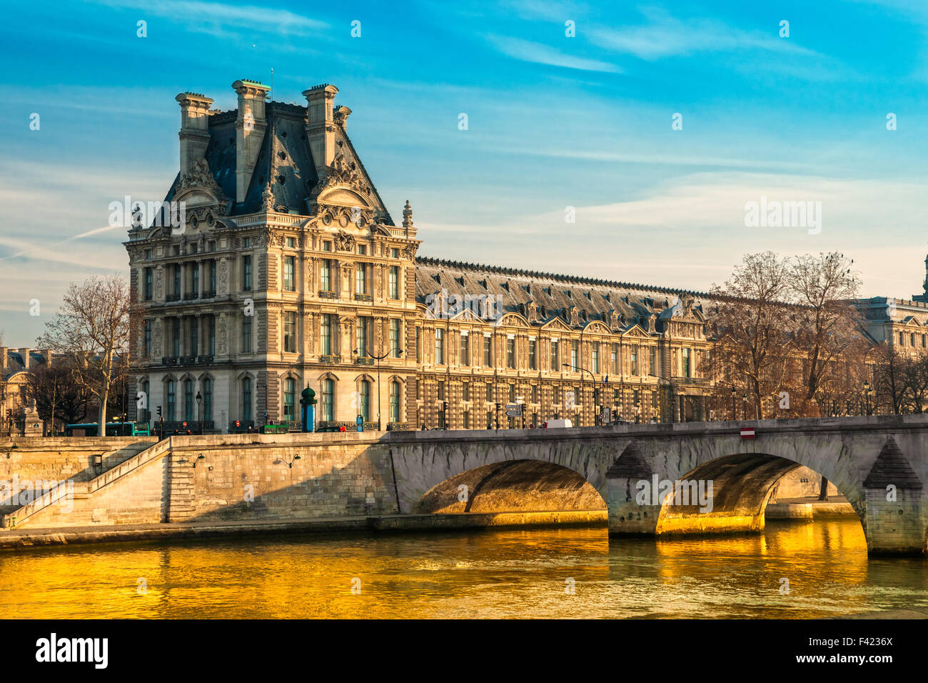 Vue sur le Pont du Louvre et ses arts, Paris - France Banque D'Images