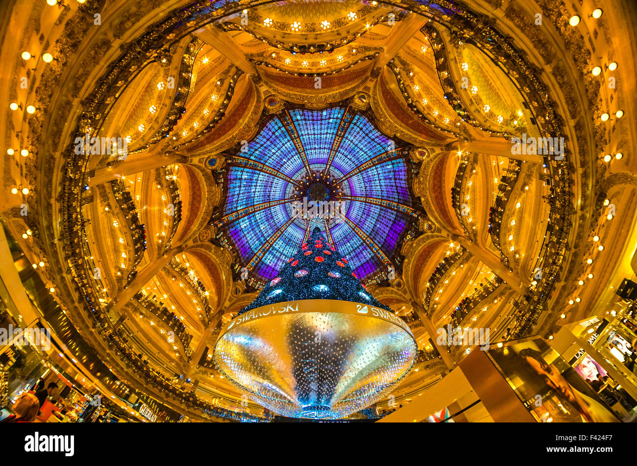 PARIS - 07 DÉCEMBRE : l'arbre de Noël aux Galeries Lafayette le 06 décembre 2012, Paris, France. Les Galeries Lafayette a b Banque D'Images