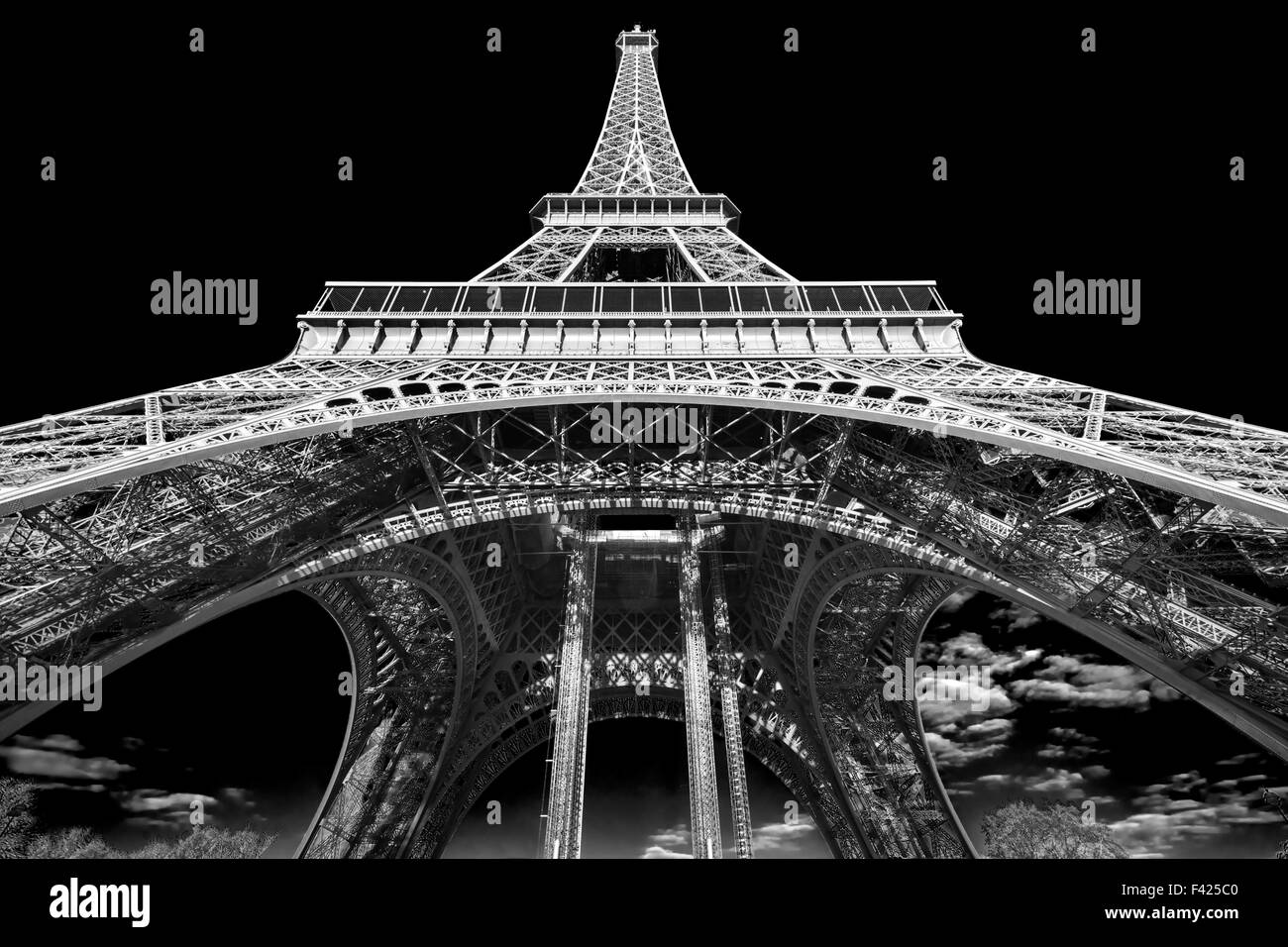 Vue sur la Tour Eiffel au lever du soleil, Paris. Banque D'Images