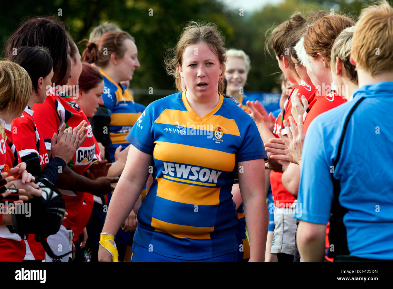 Le tunnel à la fin d'un match de rugby de la femme au niveau des clubs, Leamington Spa, Royaume-Uni Banque D'Images