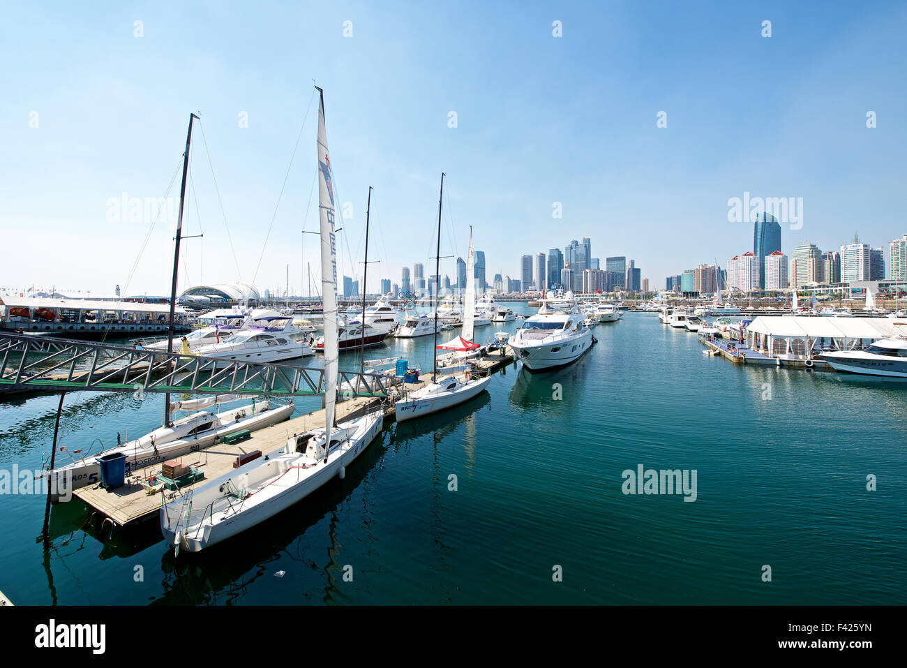 Qingdao, Chine - le 17 septembre 2015 : une belle vue sur les toits de Qingdao port avec voiliers. Banque D'Images
