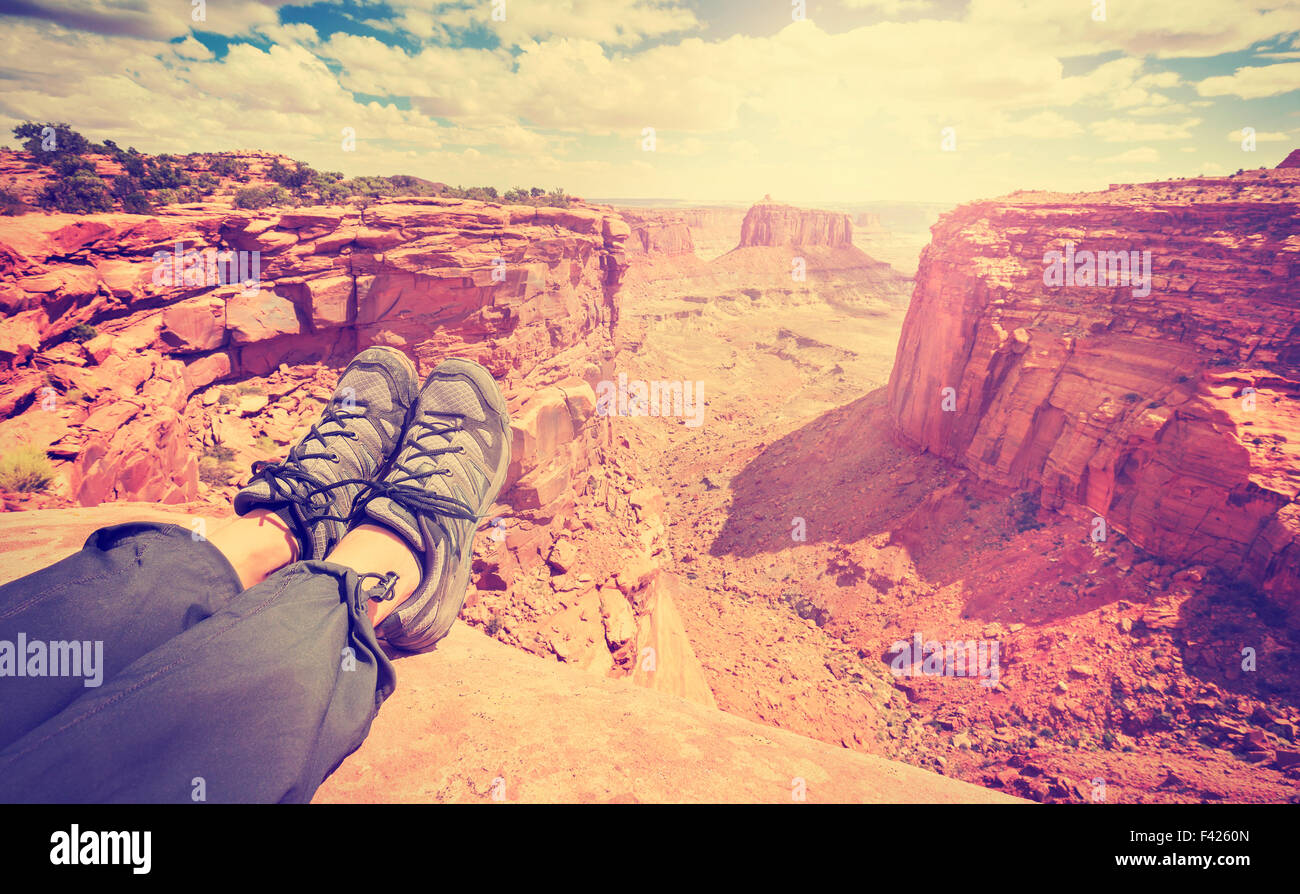 Style Vintage jambes au sommet d'une montagne, des vacances actives concept, faible profondeur de champ. Banque D'Images