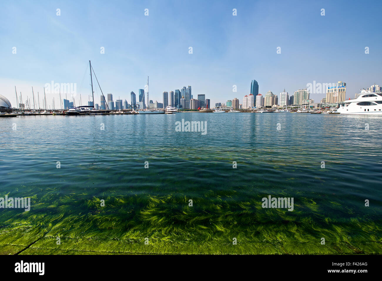 Qingdao, Chine - le 17 septembre 2015 : une belle vue sur les toits de Qingdao port avec voiliers. Banque D'Images