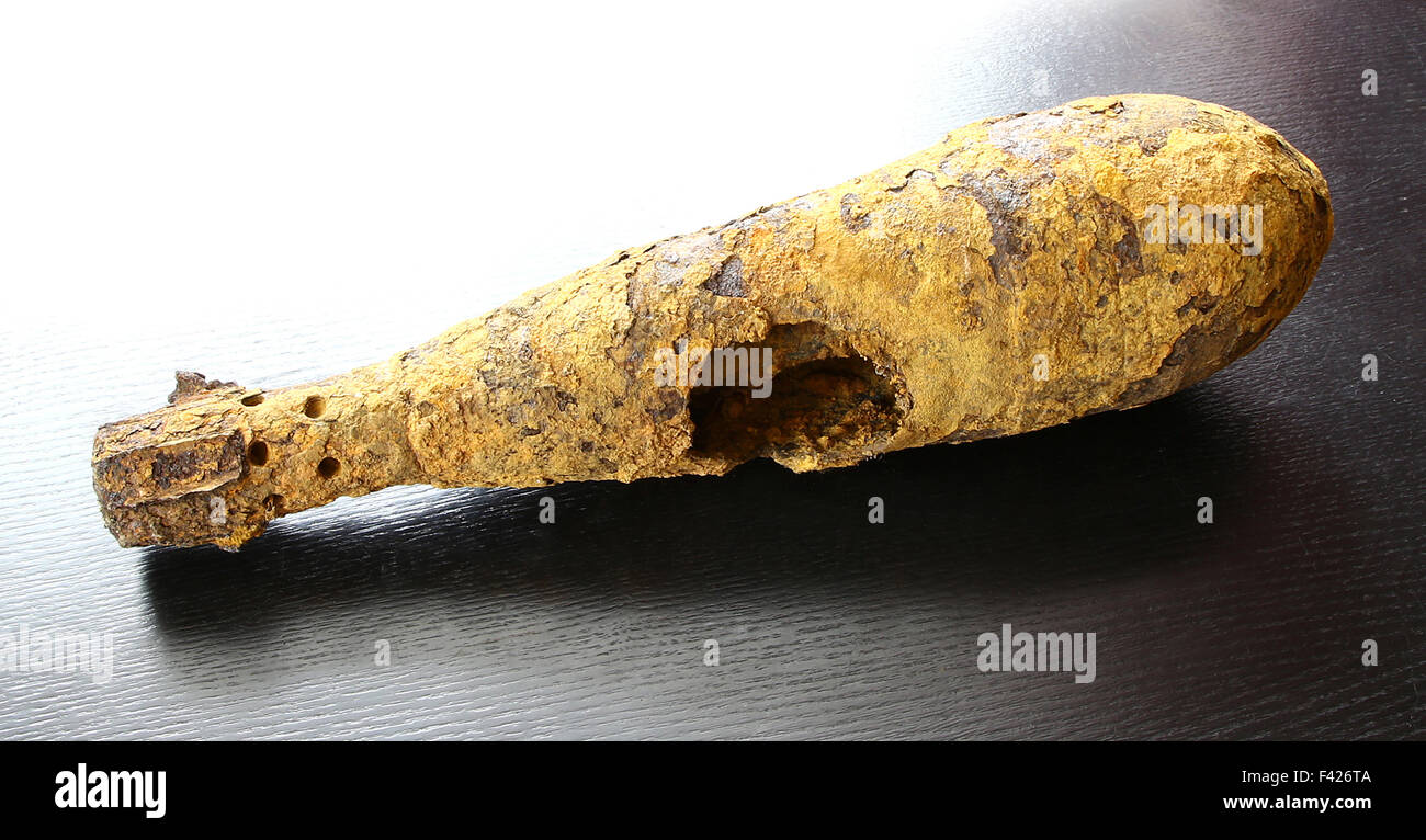 Rouillé vintage bombe projectile tiré de l'aviation de la seconde guerre mondiale a explosé shell Banque D'Images