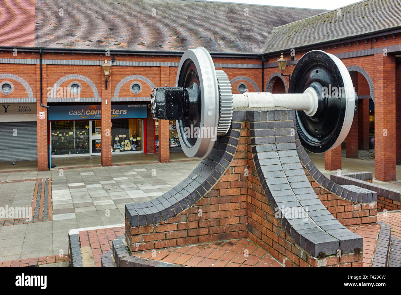 Les roues du train de chemin de fer dans le centre commercial de Crewe Banque D'Images