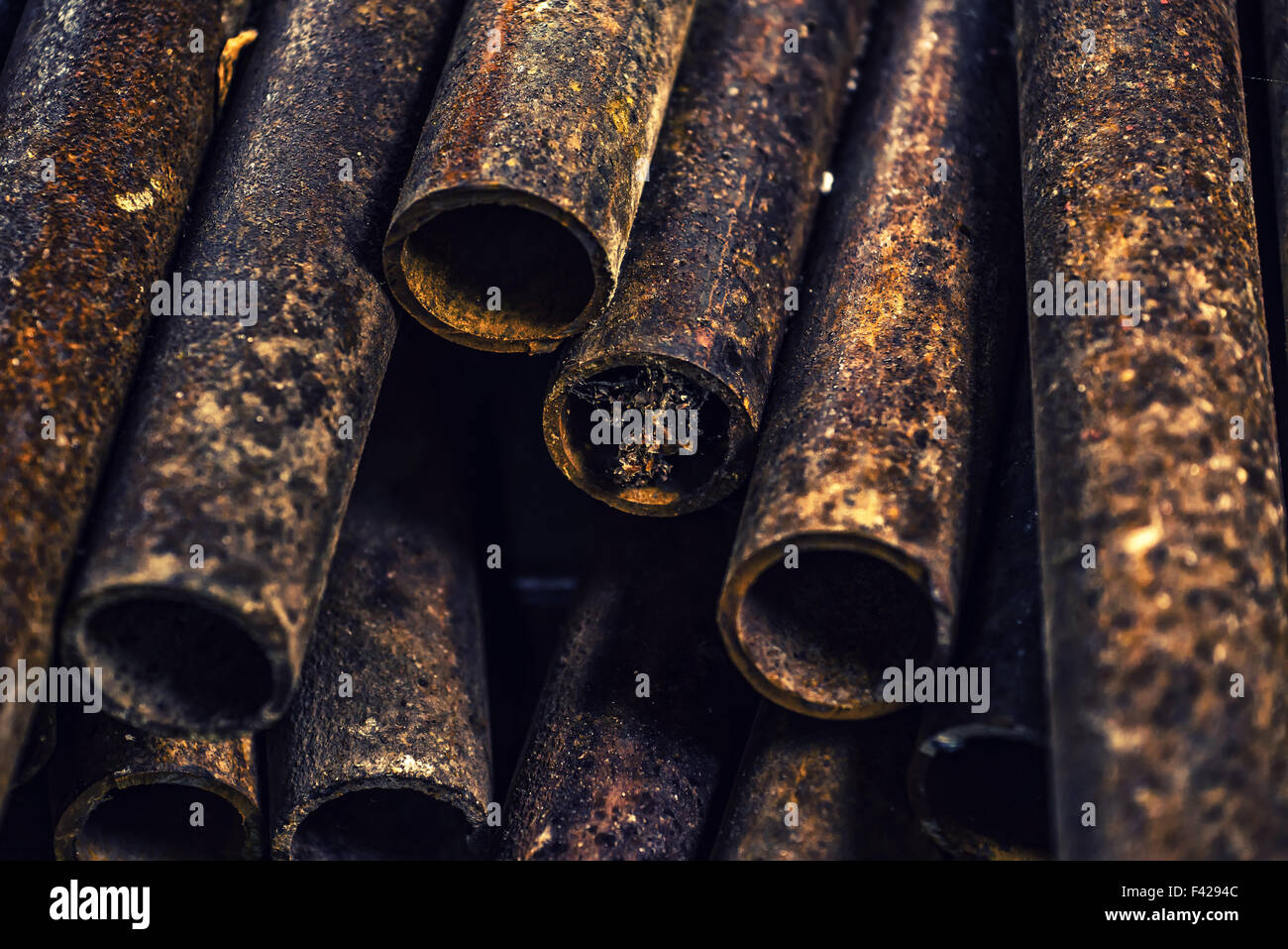 Les tuyaux métalliques rouillées entassées, Close up, selective focus Banque D'Images
