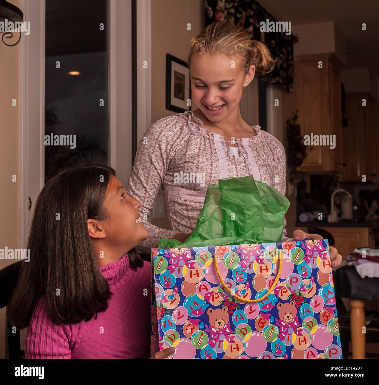 Donner à l'enfant l'enfant cadeaux interracial multi ethnic multiculturel brésilien et Coréen best girl friends présente l'ouverture des cadeaux. M. ©Pearson Myrleen Banque D'Images