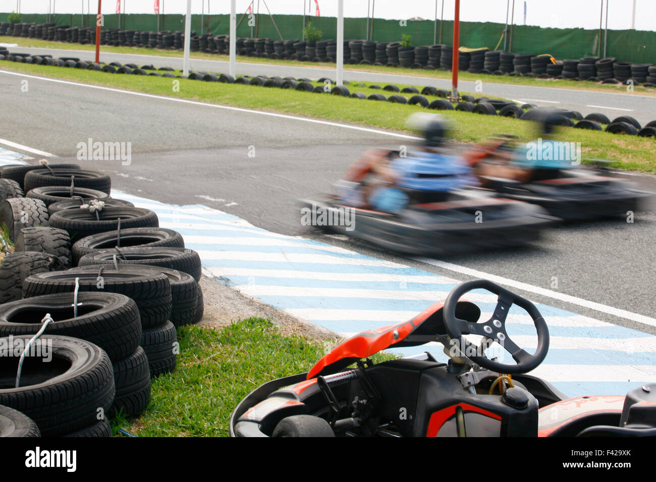 Les pilotes inconnus s'amusant à karting , Espagne Banque D'Images