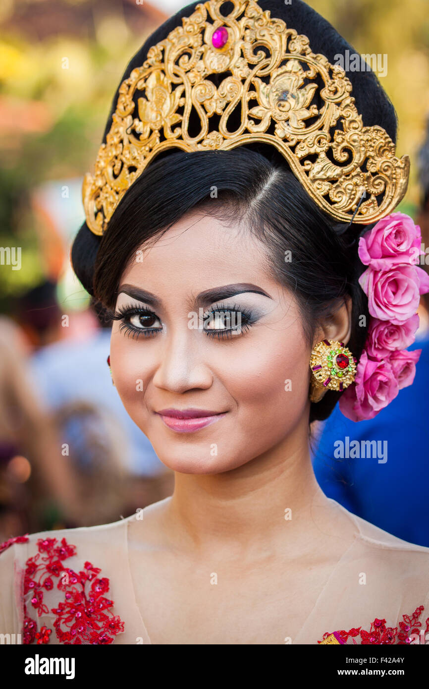 BALI, INDONÉSIE - 30 août 2015 : femme en costumes traditionnels Balinais Banque D'Images