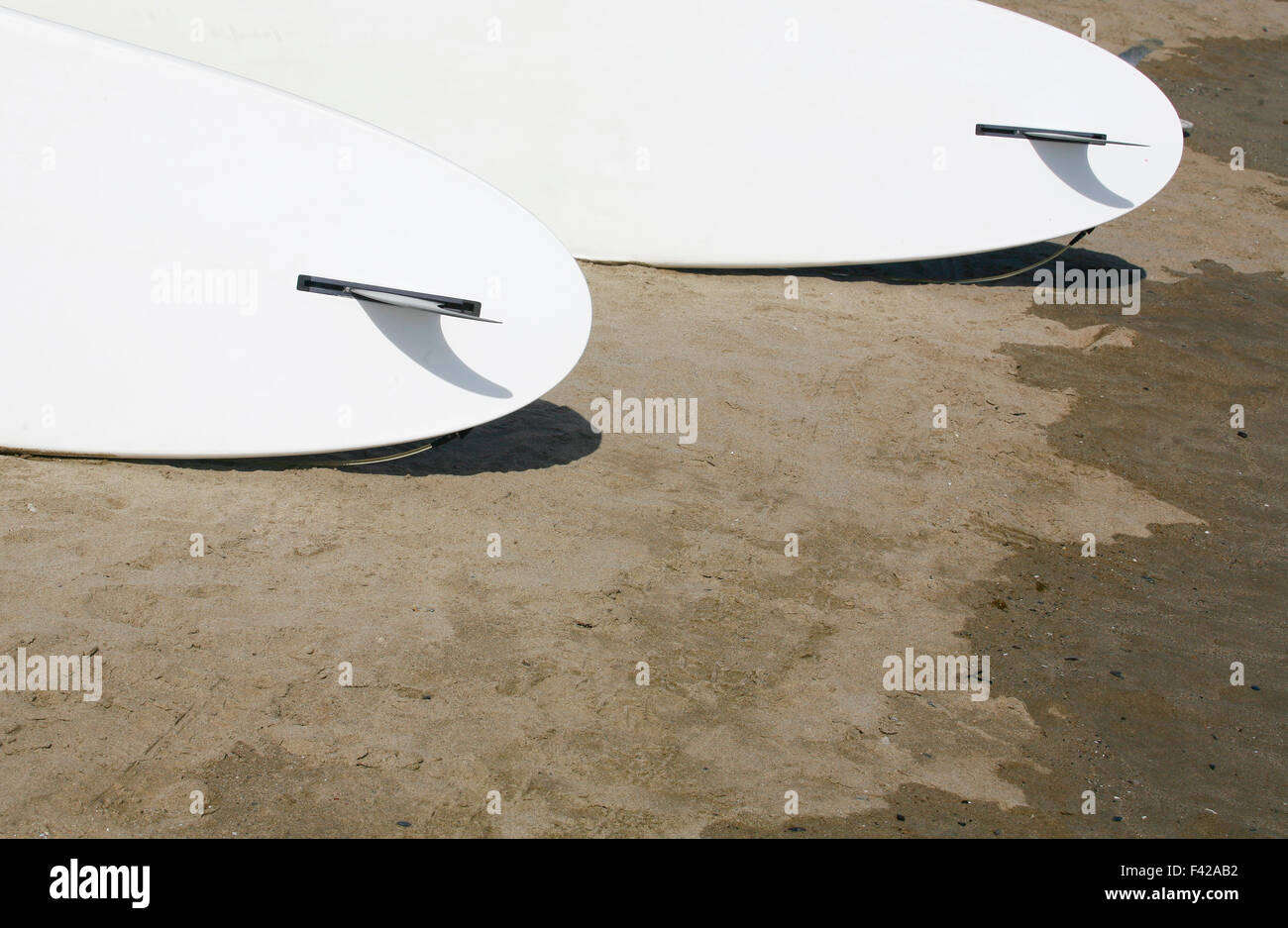 Stand Up Paddle board longue planches empilés sur le sable Banque D'Images