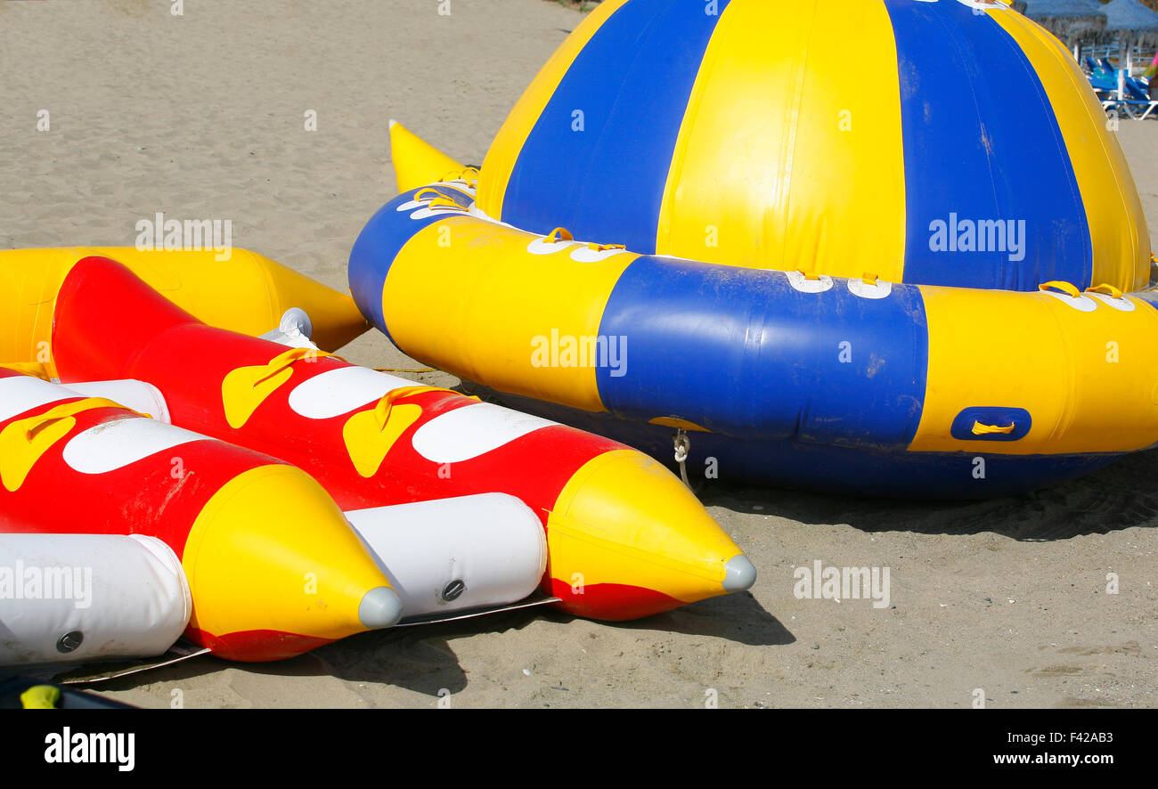 Gonflables pour faire glisser par le jet ski ou bateau de vitesse sur la plage Banque D'Images