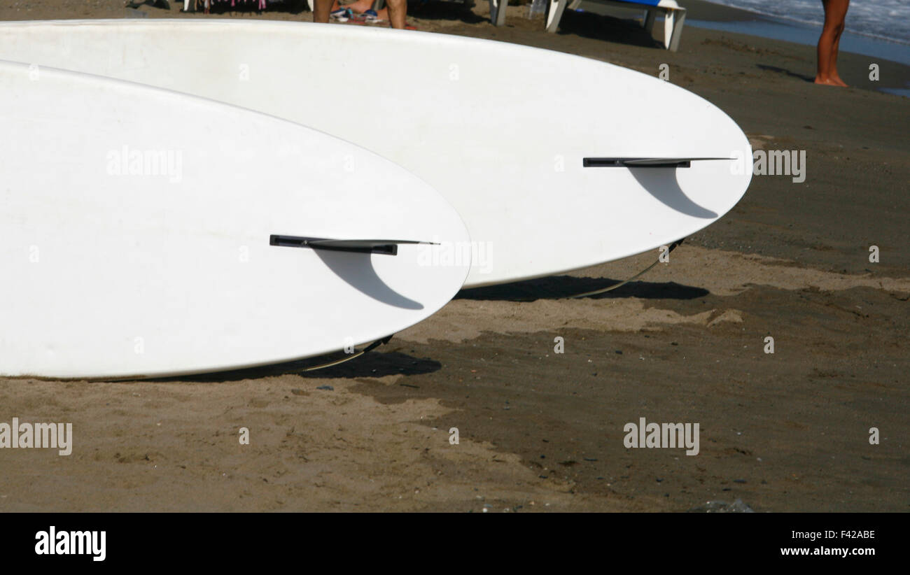 Stand Up Paddle board longue planches empilés sur le sable Banque D'Images