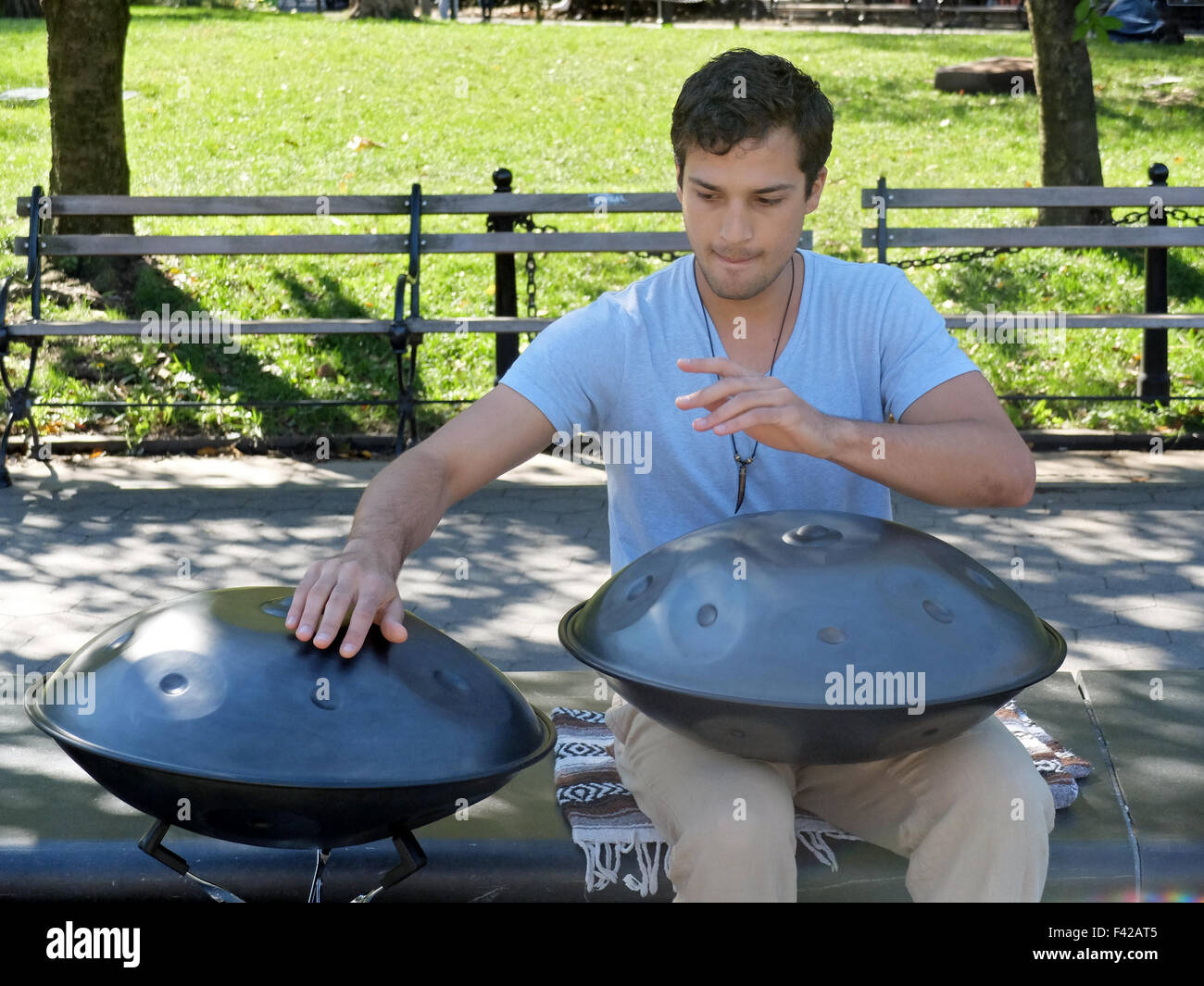 Tissulaire libanais-instrumentiste Adam Maalouf l'exécution sur la casserole batterie à Washington Square Park à New York City Banque D'Images