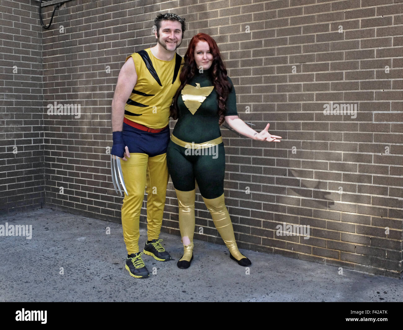 Un couple assistant à New York Comic Con 2015 s'habiller comme les personnages de Wolverine, un X Man comic. Banque D'Images