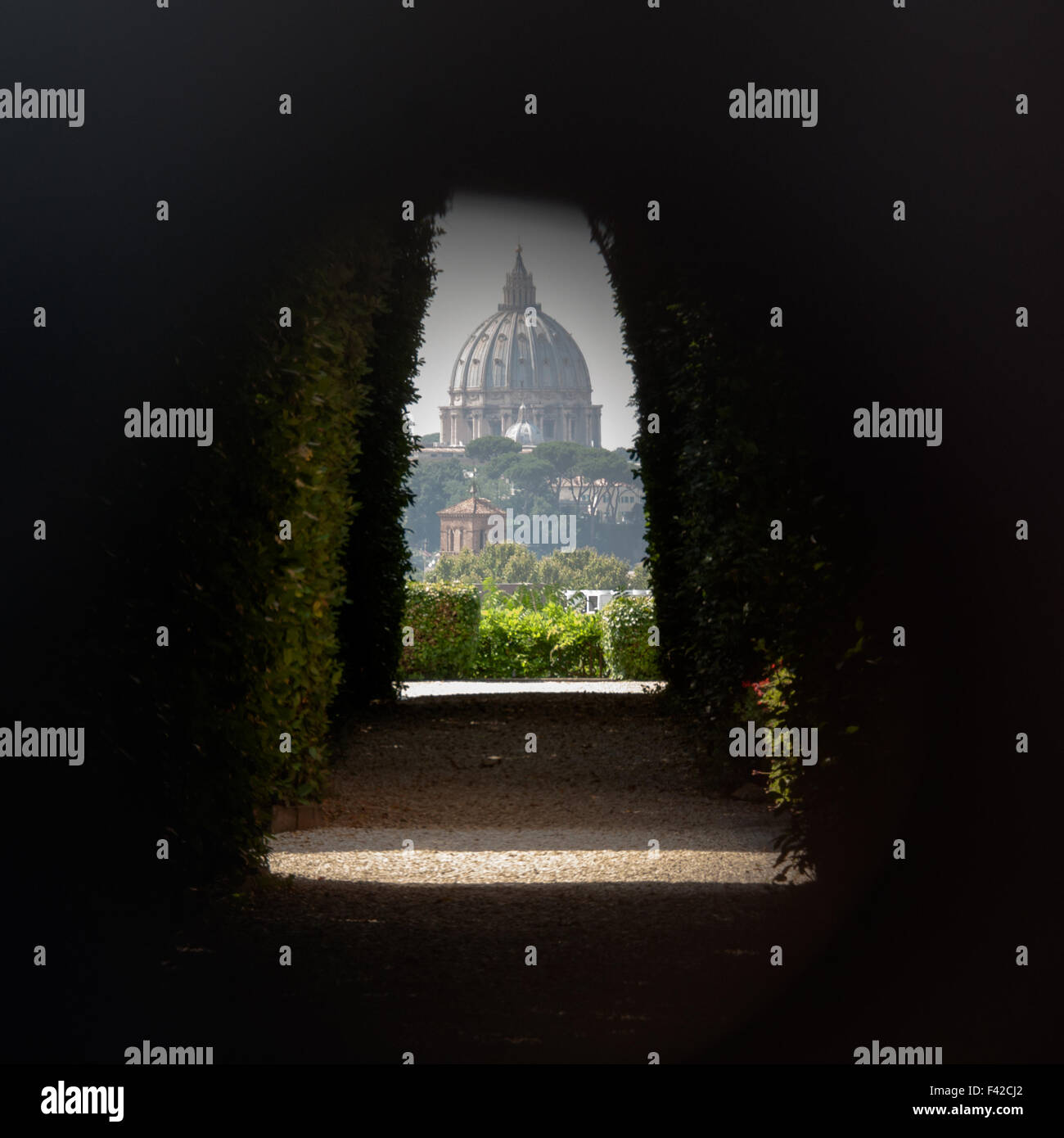 Vue de la Basilique St Pierre comme vu par le trou de serrure de l'Aventin, Rome Banque D'Images