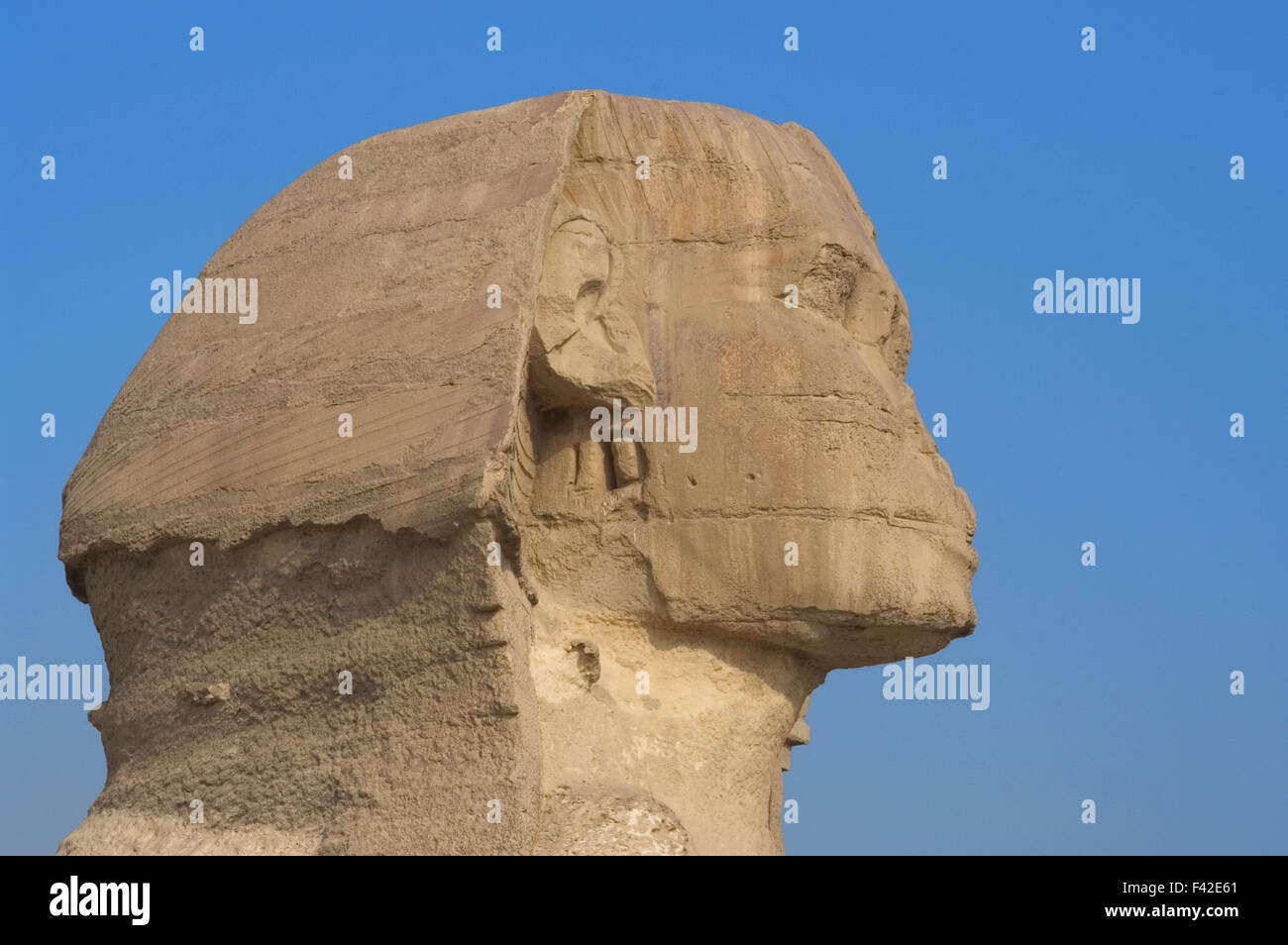 L'Égypte. Grand Sphinx de Gizeh. Statue en pierre calcaire avec corps de lion et tête humaine. Est d'avis que représente le pharaon Khafra. Construit comme une garde de protection sur les berges du Nil. Vieux Royaume. 2500 av. J.-C. environ. 4ème dynastie. Banque D'Images