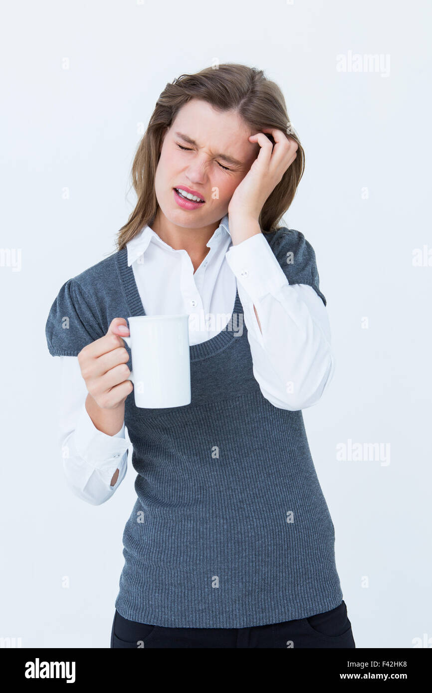 Femme avec maux de tête holding mug Banque D'Images