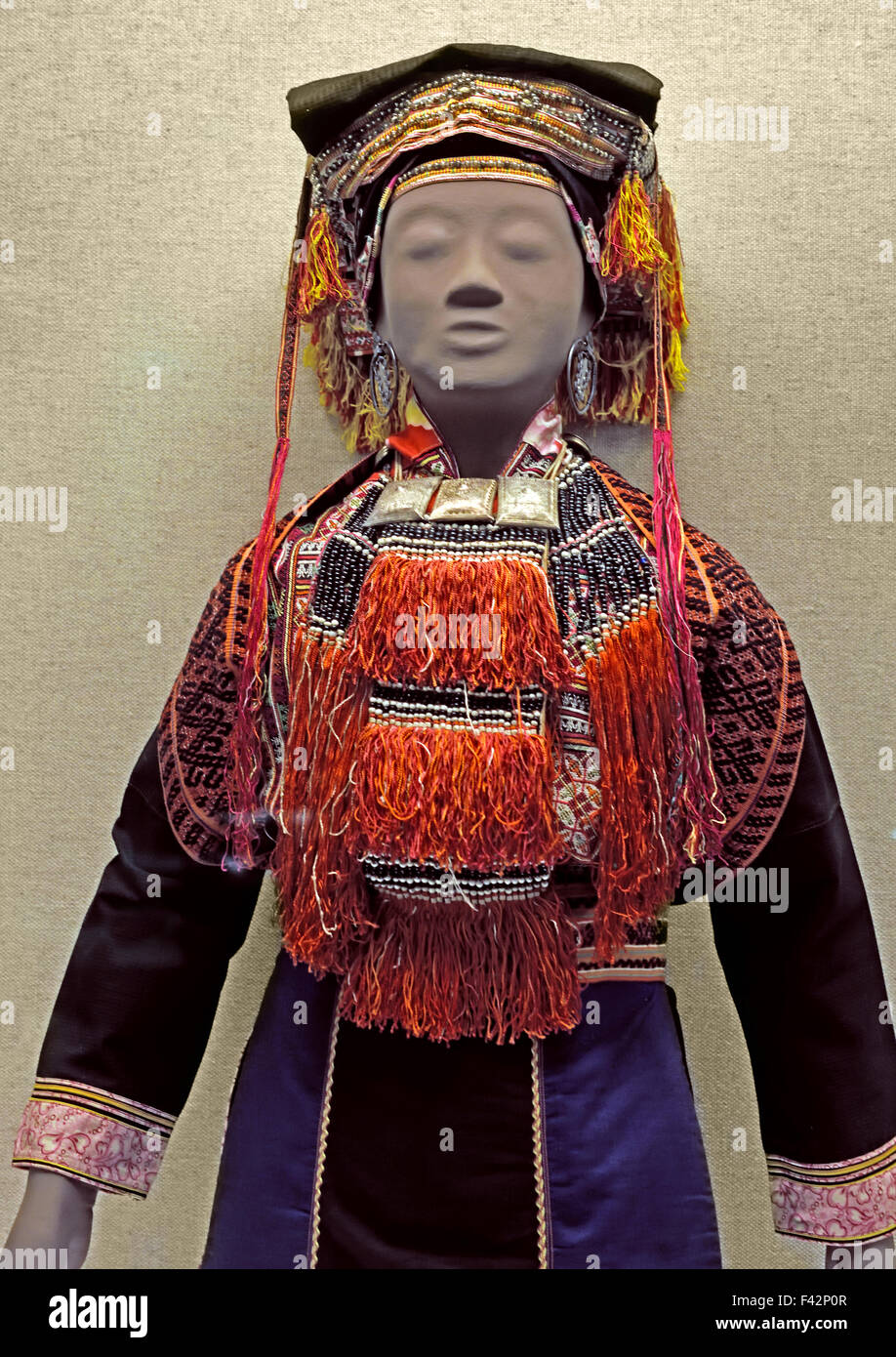 Robe de femme avec stich-motif brodé et ornements d'argent nationalité Yao Jinxiu, région autonome Zhuang du Guangxi fin du 20e siècle Musée de Shanghai de l'ancien art chinois Chine Banque D'Images