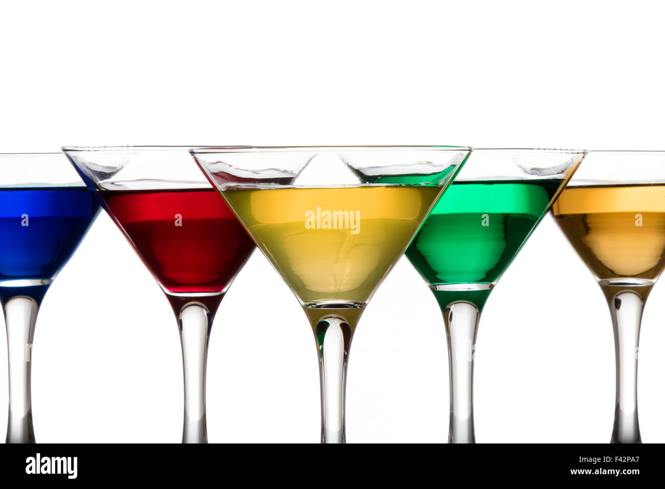 Des cocktails en verres de couleur Banque D'Images