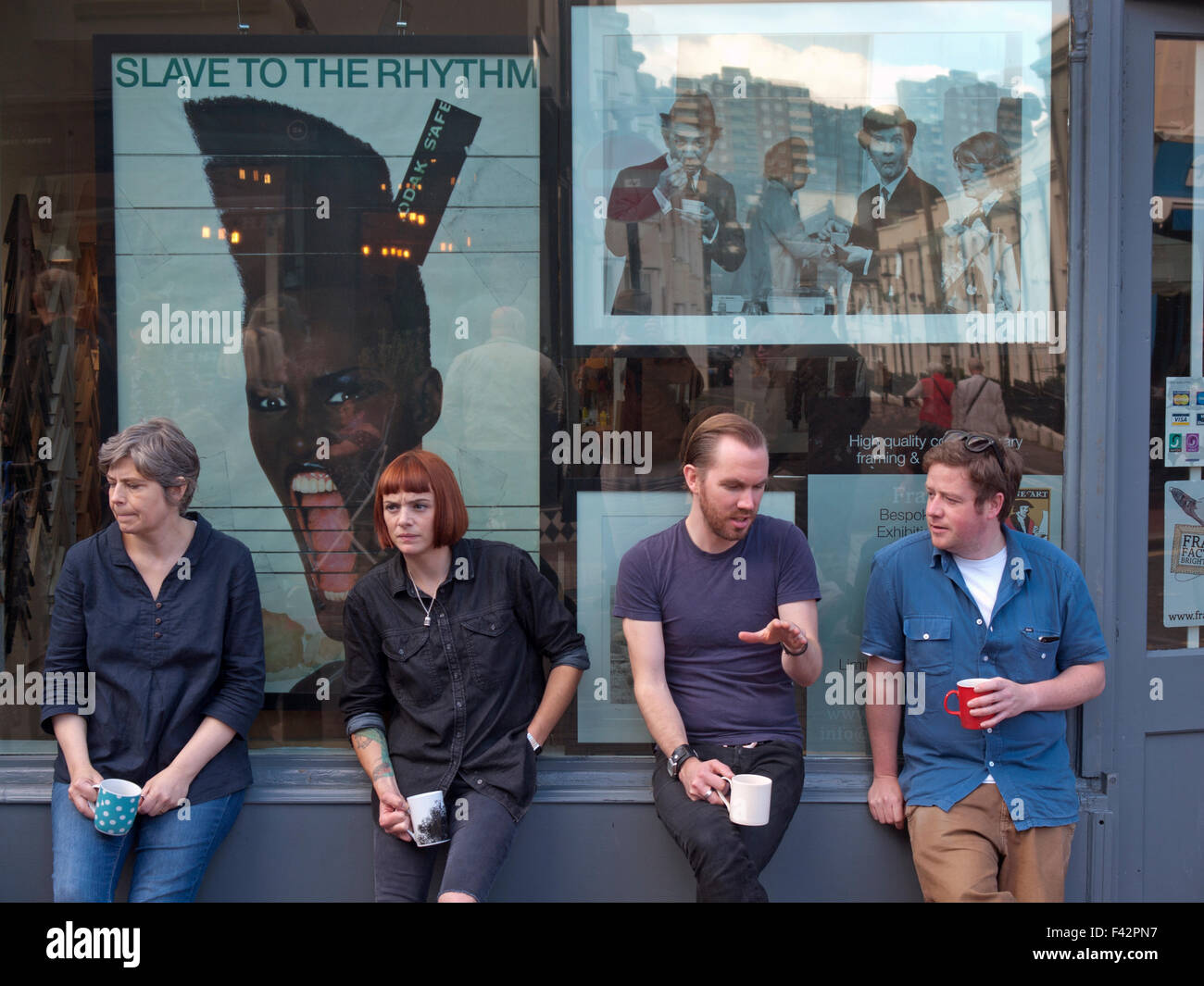 Les gens de l'extérieur un atelier d'impression dans le quartier à la zone de North Laine de Brighton Banque D'Images