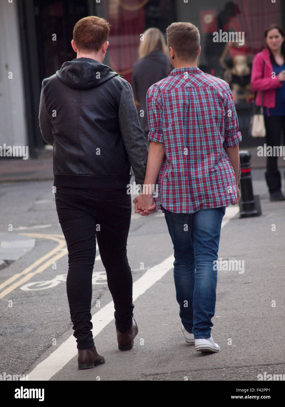 Couple Homosexuel Tenant Par La Main Banque De Photographies Et Dimages à Haute Résolution Alamy 