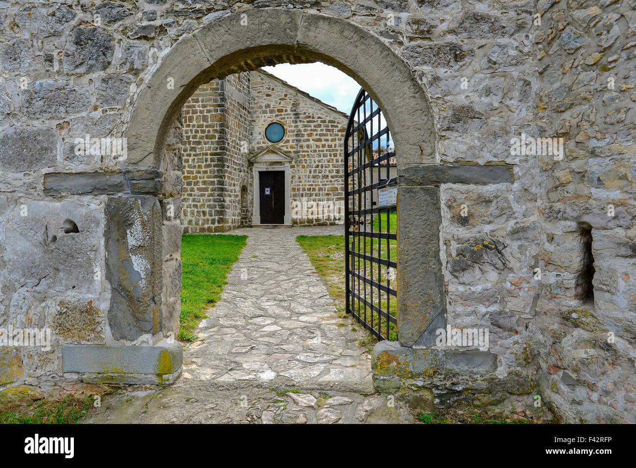 La Slovénie Cristoglie Hrastovlje l'église romane de la Sainte Trinité avec ses célèbres fresques du xve siècle de la danse de la mort Banque D'Images