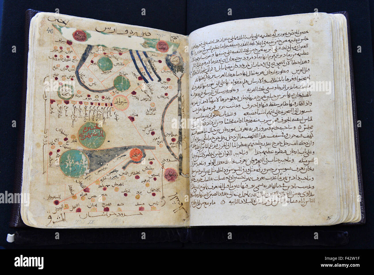 Le manuscrit arabe 'al-Masalik wa al-mamalik' par l'érudit islamique Al Istakhri est présentée à la bibliothèque de recherche au château de Friedenstein à Gotha, Allemagne, le 14 octobre 105. Le travail est considéré comme l'un des plus connus des livres de géographie du 10e siècle l'UNESCO a ajouté deux textes - y compris le manuscrit arabe - à partir de la bibliothèque de recherche de Gotha à leur patrimoine documentaire mondial liste dans le cadre de la programme "Mémoire du monde". Photo : MARTIN SCHUTT/dpa Banque D'Images