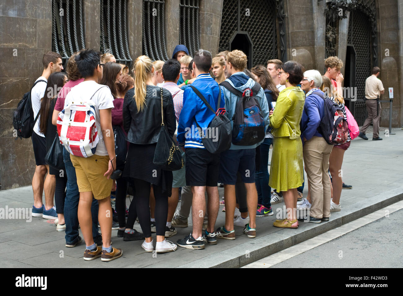 Les touristes à l'extérieur, Palau Guell de Gaudi, Barcelone Catalogne Espagne ES Banque D'Images