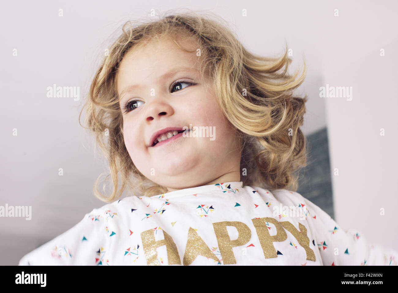 Little girl smiling, looking away, portrait Banque D'Images