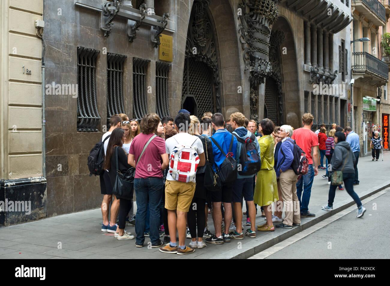 Les touristes à l'extérieur, Palau Guell de Gaudi, Barcelone Catalogne Espagne ES Banque D'Images
