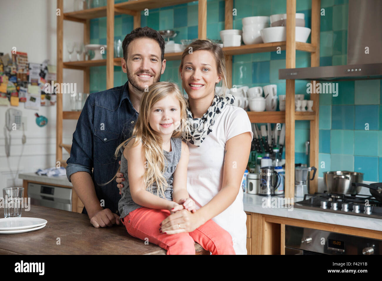 Ensemble, à la maison de la famille dans la cuisine, portrait Banque D'Images