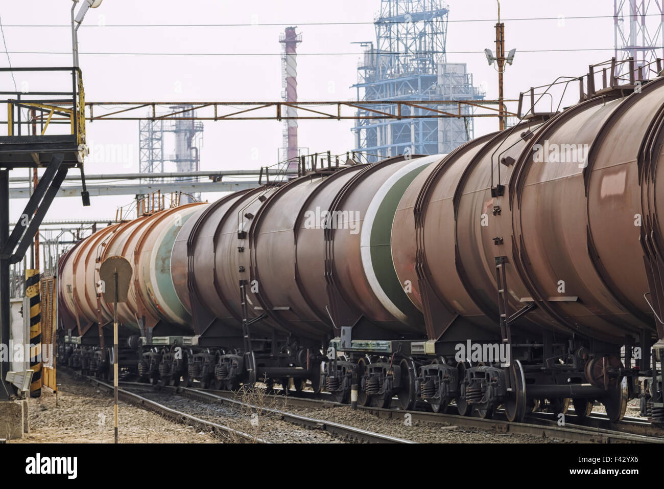 Les wagons de train d'huile sur des raffineries de pétrole Banque D'Images