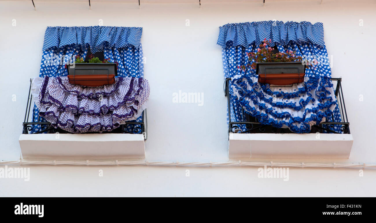 Balcon décoré de tissus à points de style andalou Banque D'Images