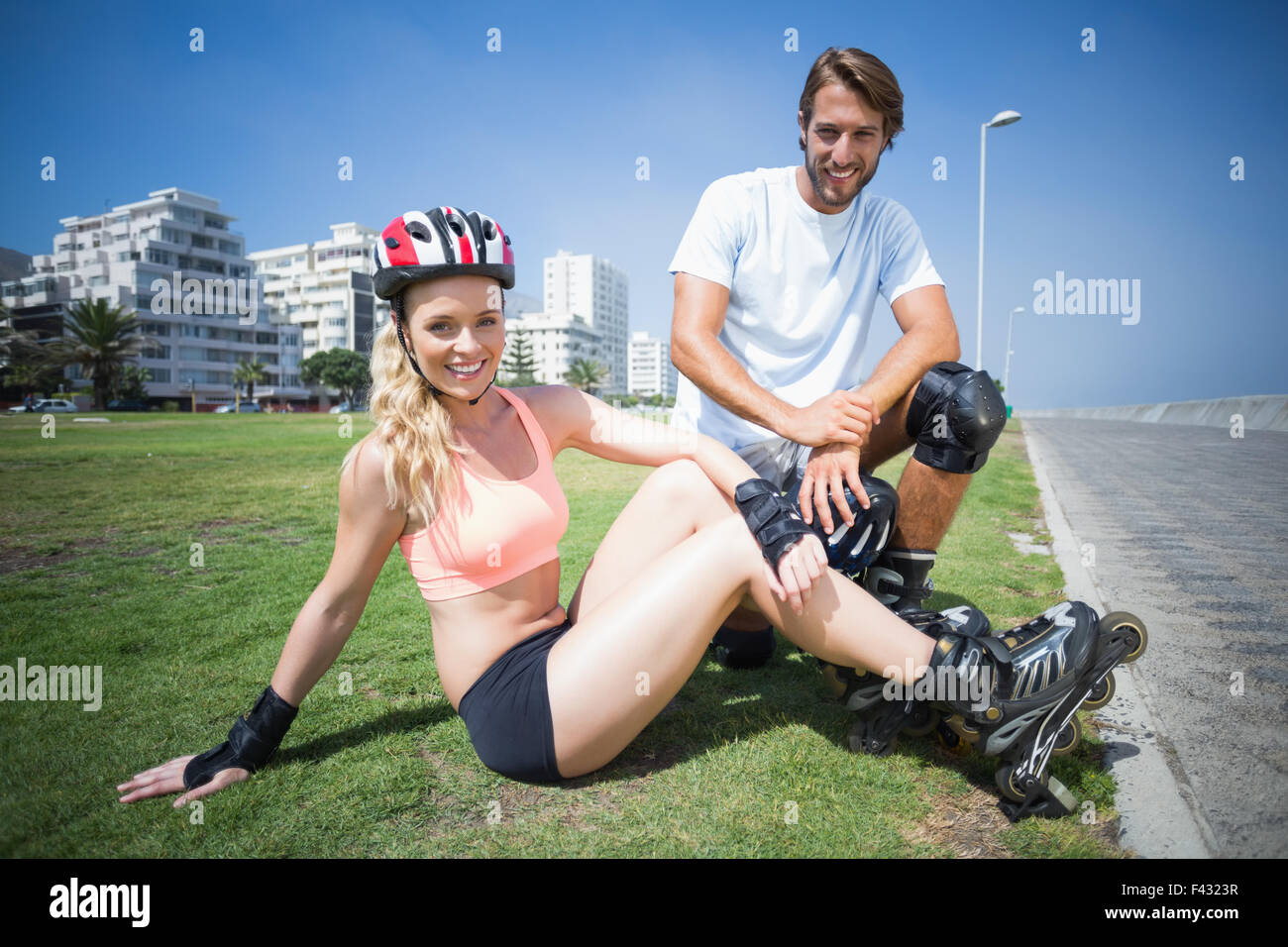 Couple fit préparer pour roller blade Banque D'Images