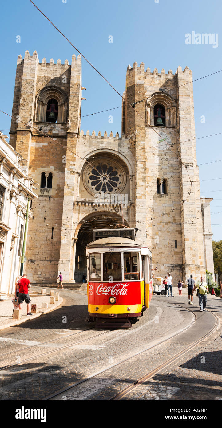 Lisbonne, Portugal - 26 SEPTEMBRE : célèbre tram 28 roulant en face de la cathédrale principale mariy dans le centre-ville de Lisbonne en septembre Banque D'Images