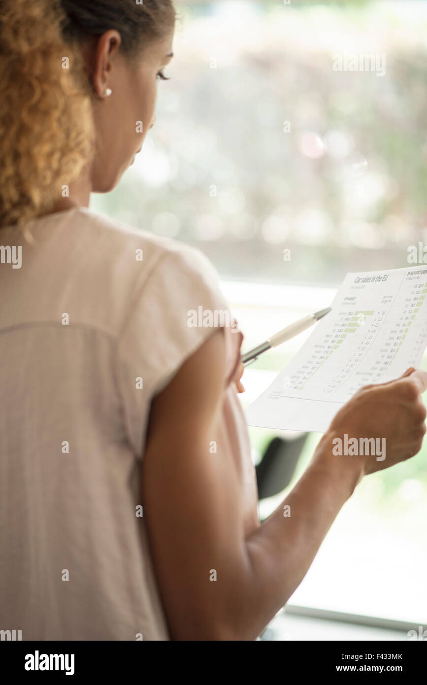 Femme examiné le document Banque D'Images