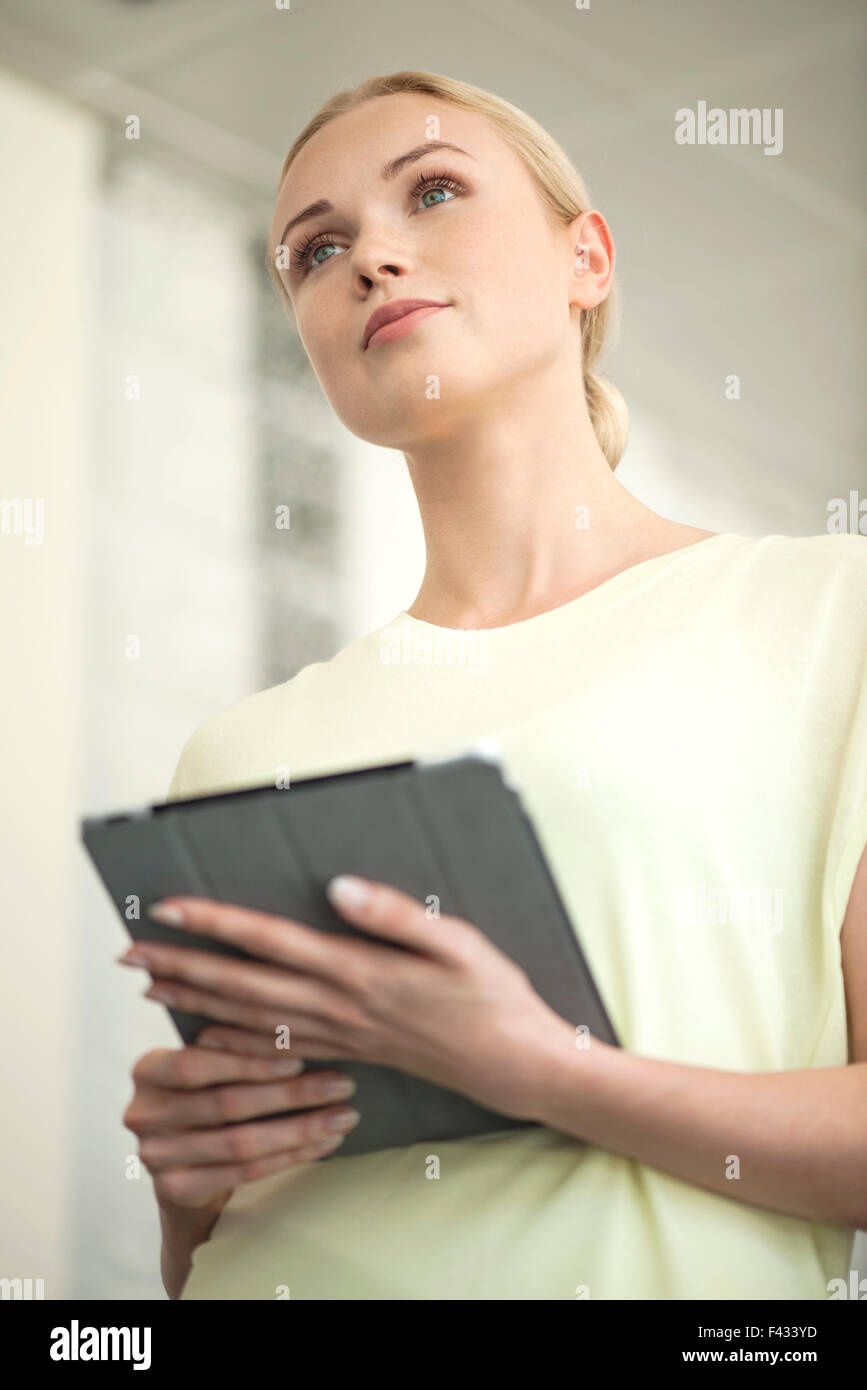 Businesswoman with digital tablet at présentation Banque D'Images