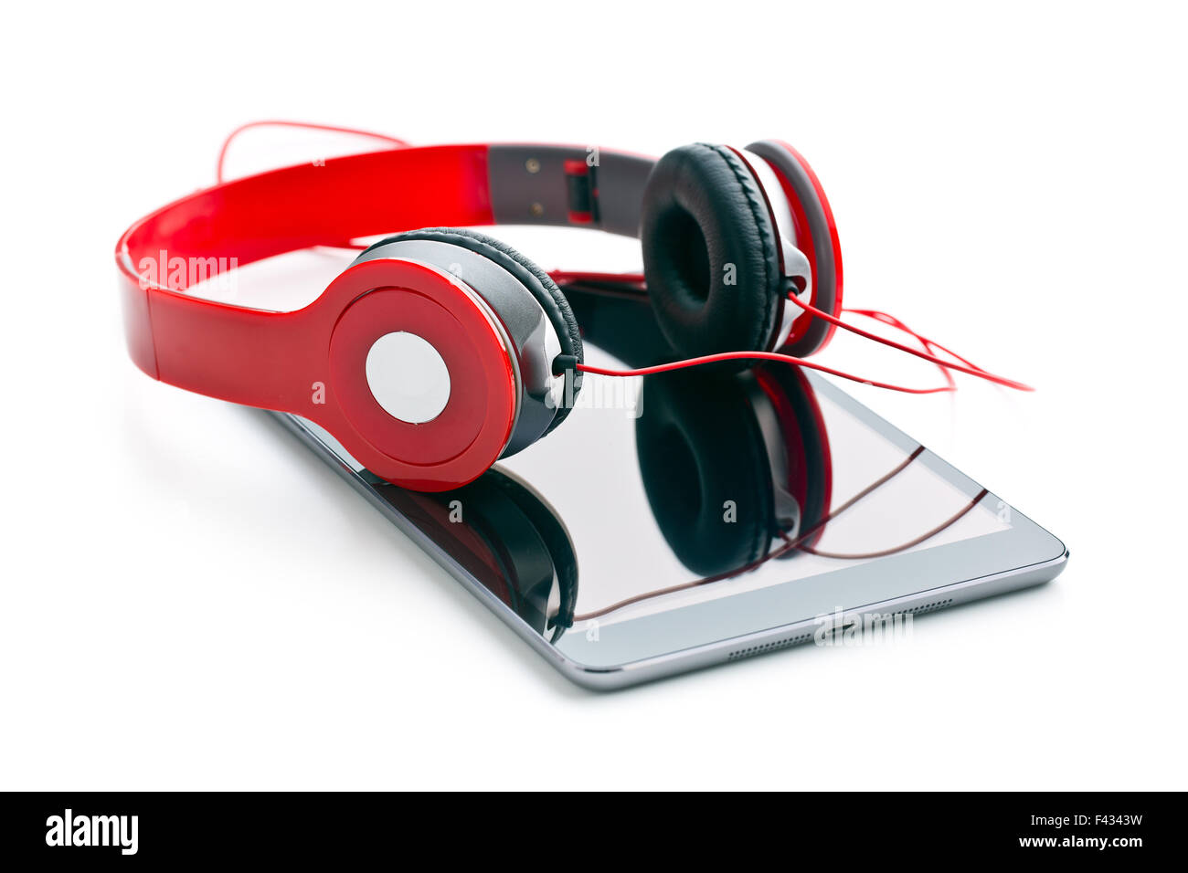 Ordinateur tablette avec casque sur fond blanc Banque D'Images