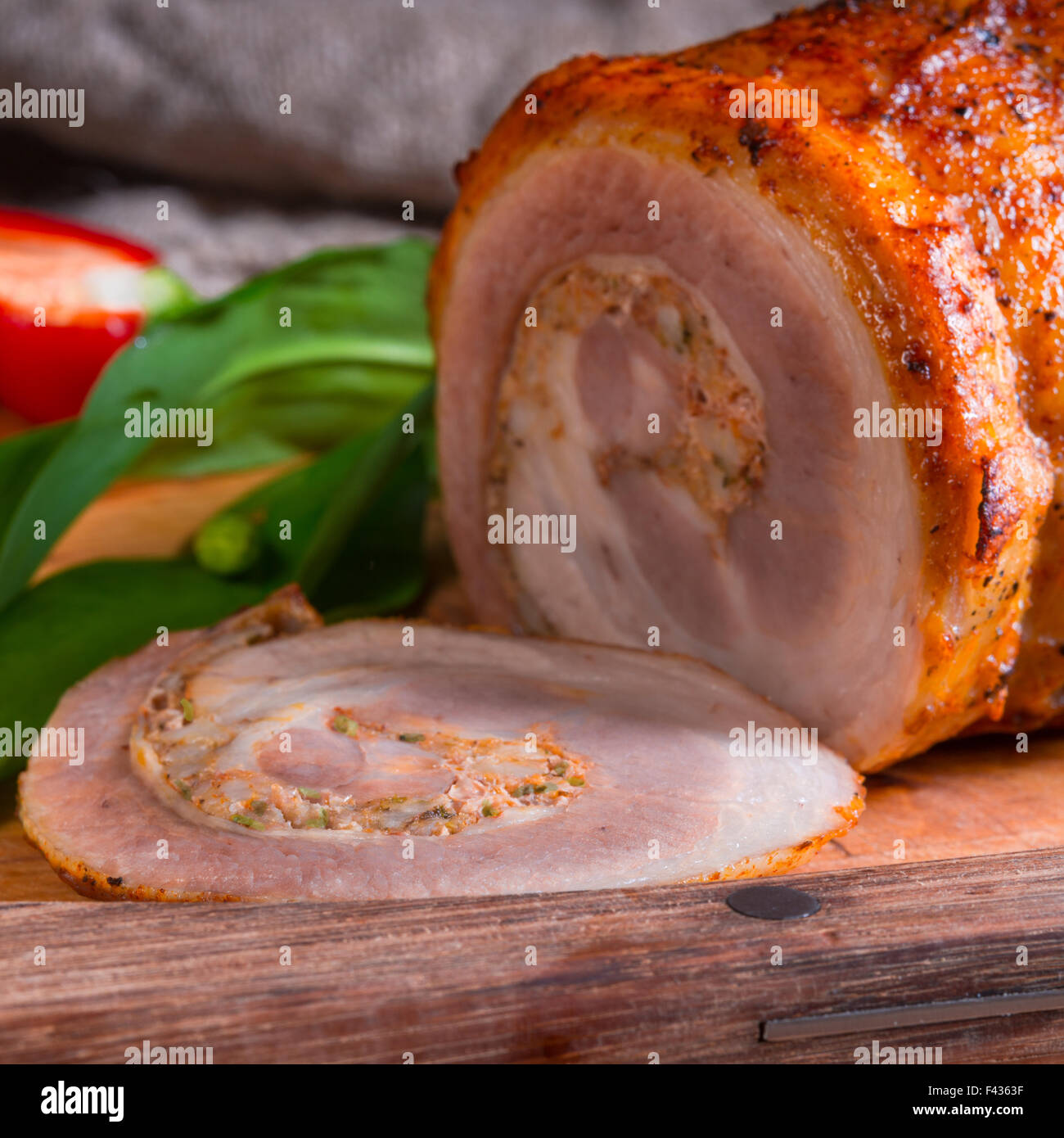 Roulade de viande d'ours avec remplissage d'allium Banque D'Images