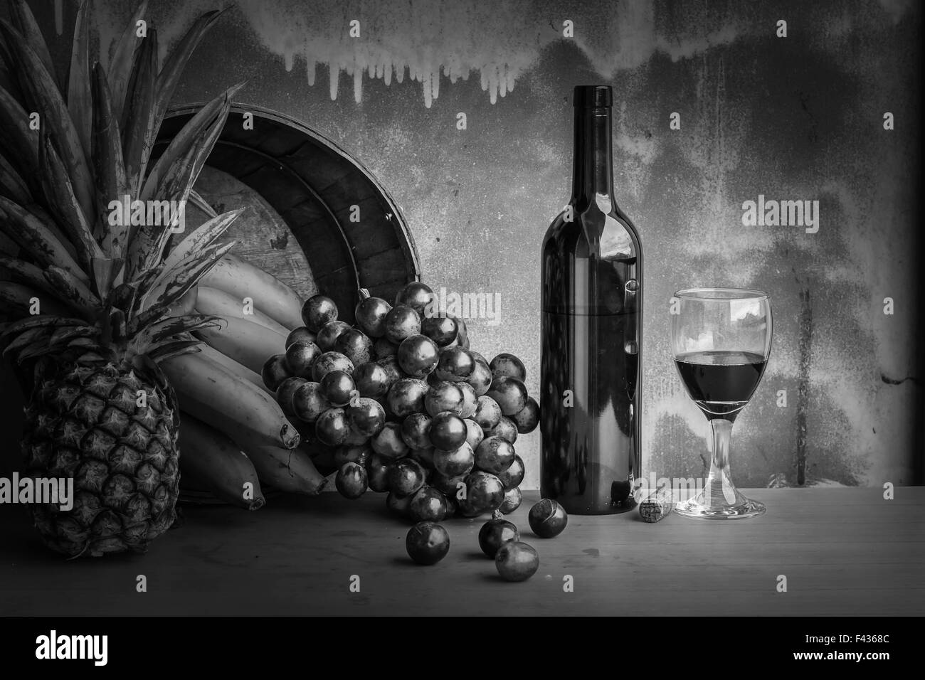 Des fruits et du vin avec fond noir et blanc. Banque D'Images