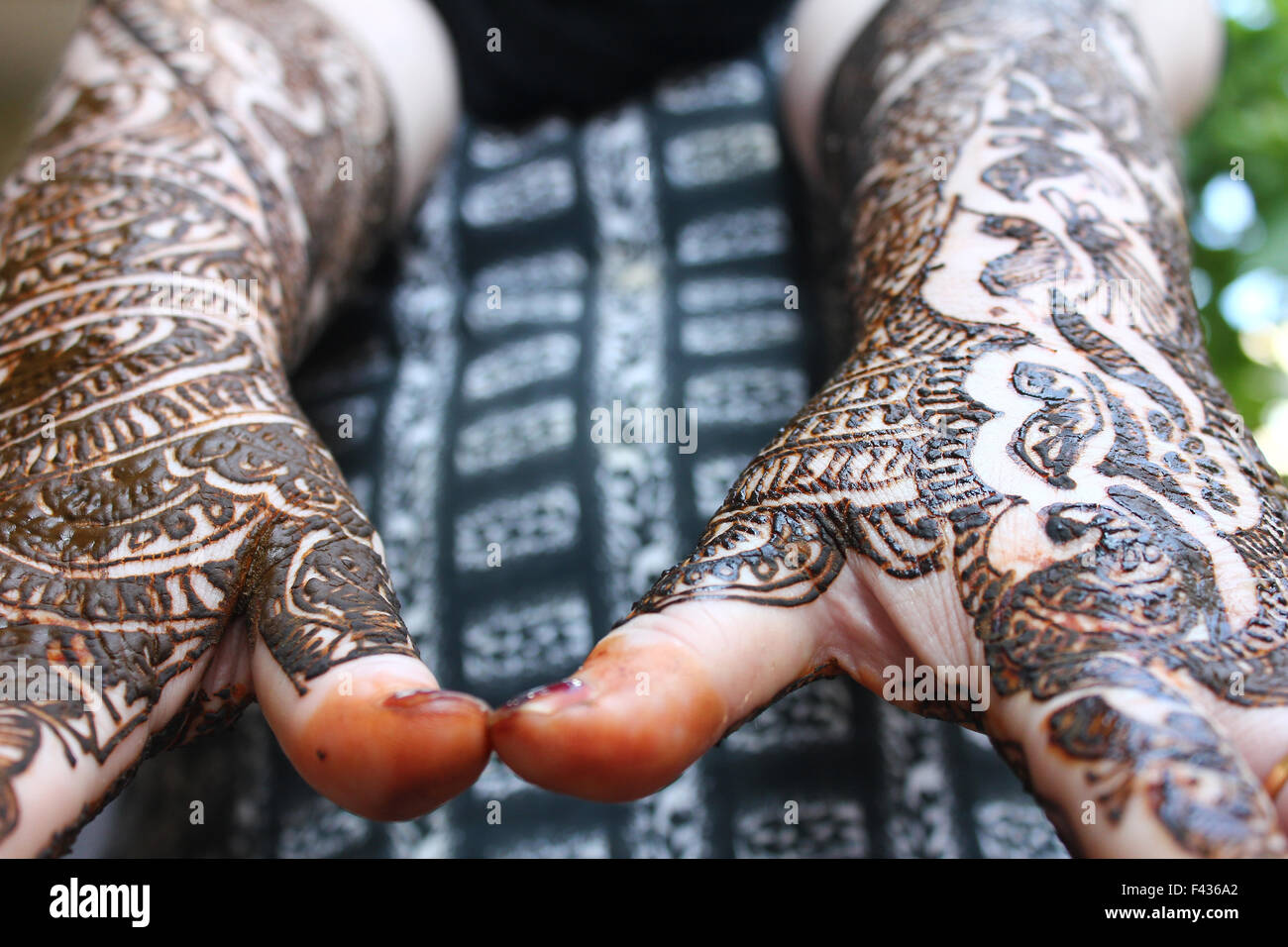 Heena est sur les deux mains Banque D'Images
