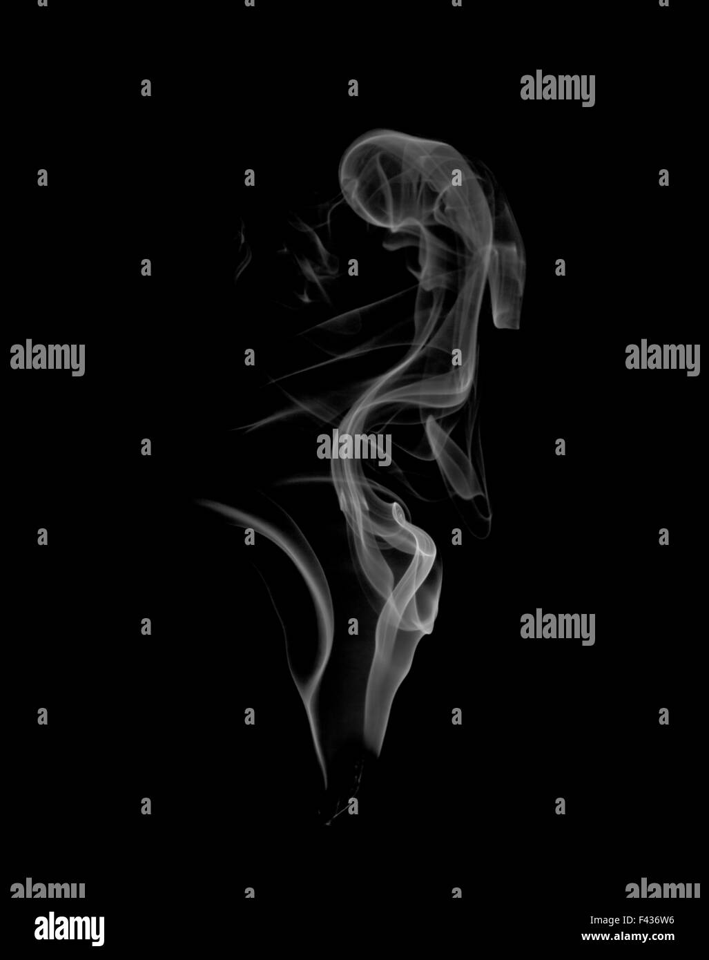Une légère fumée abstrait sur fond sombre Banque D'Images