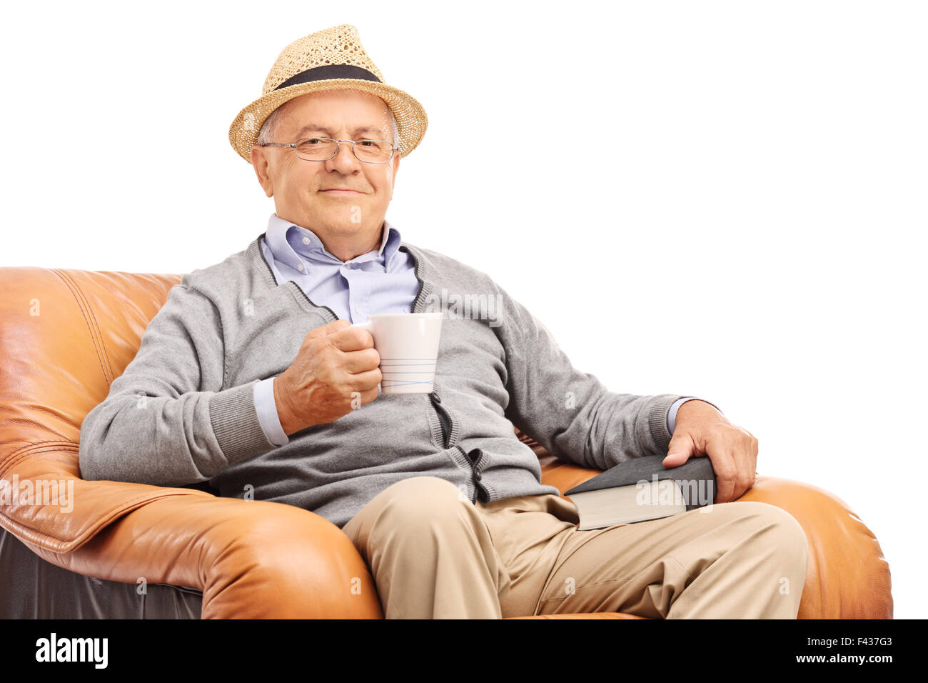 Portrait d'un haut représentant de boire du café assis dans un fauteuil brun isolé sur fond blanc Banque D'Images
